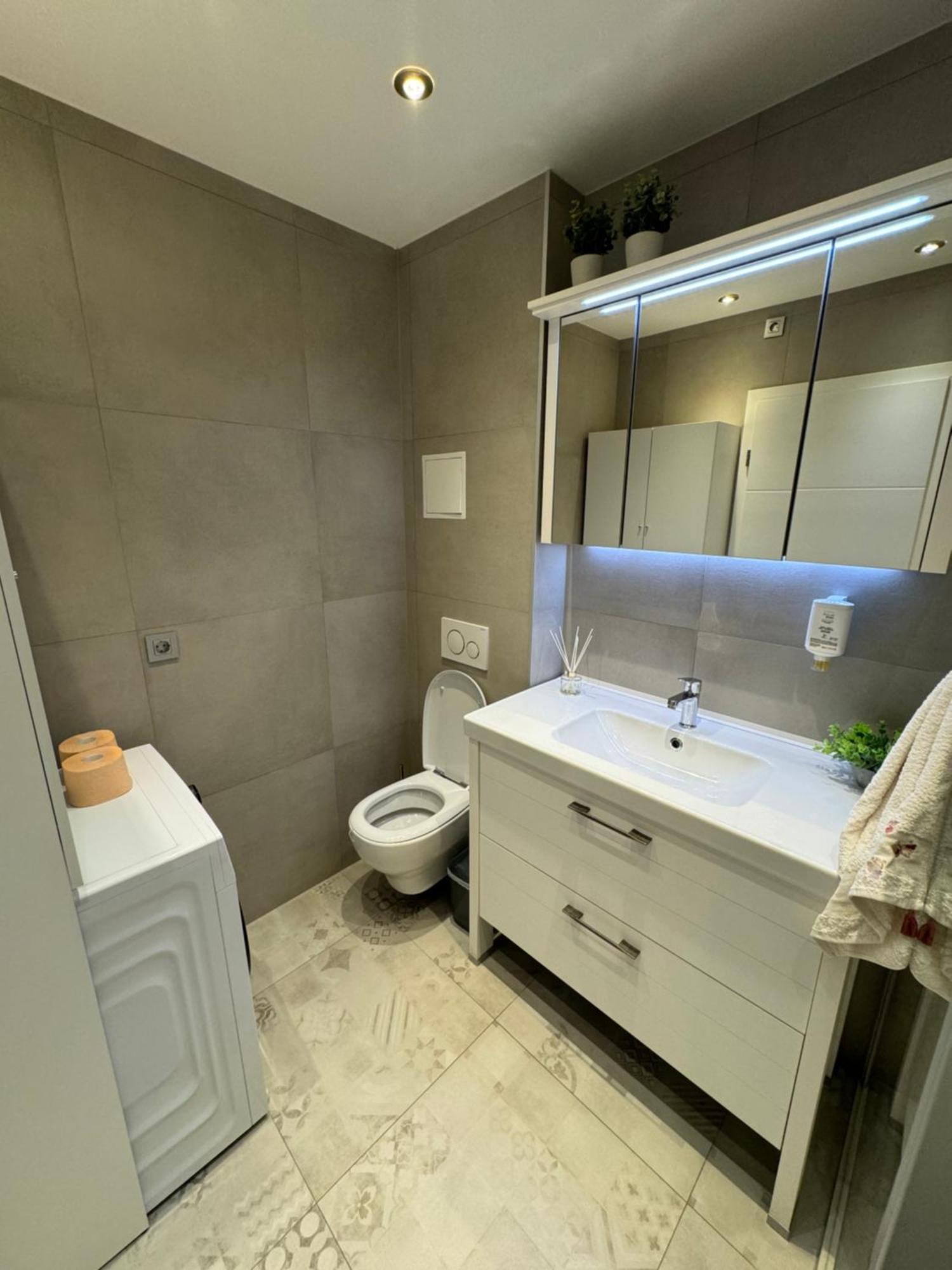 Apartment Astra With Private Parking سبليت المظهر الخارجي الصورة